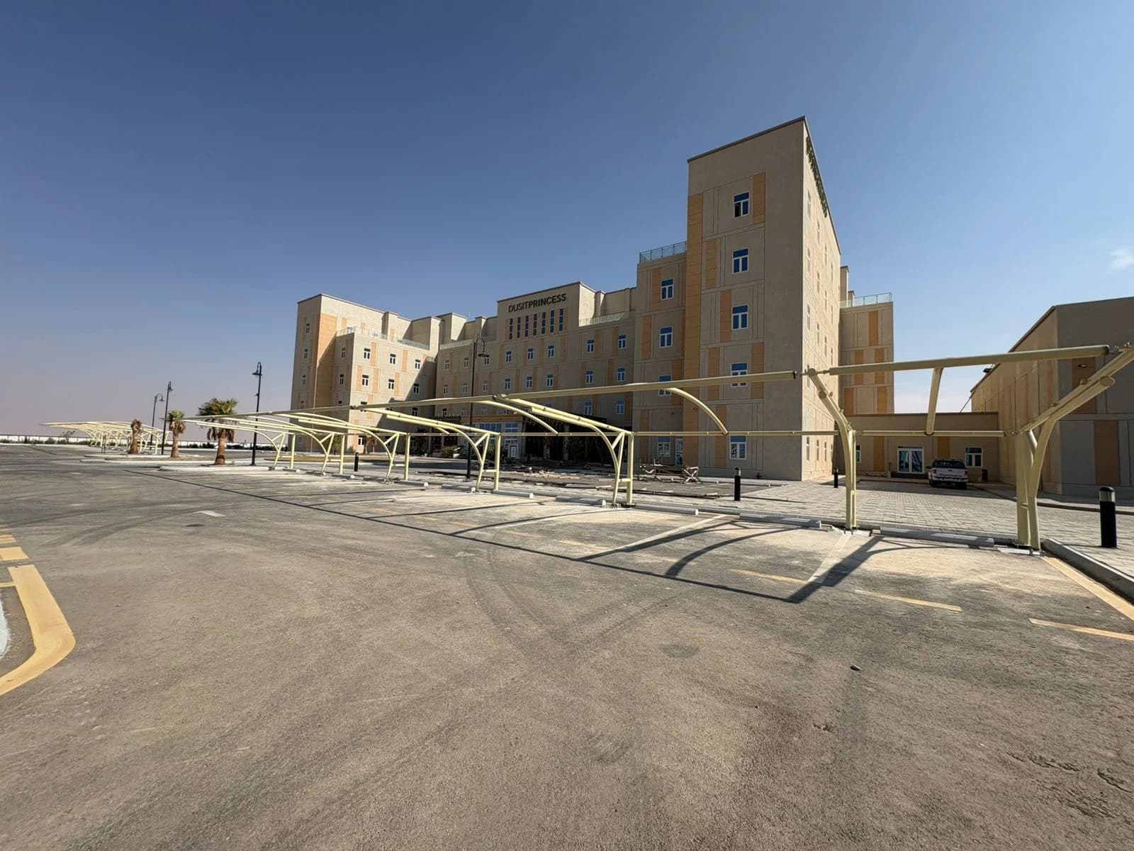 صورة من معرض الأعمال