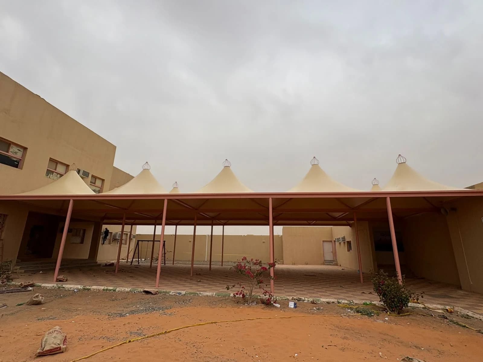 مظلة الحفاظ علي السيارةمظلة الحفاظ علي السيارة